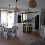 Dom Z Jacuzzi Nad Jeziorem - Mazury Feriehus *